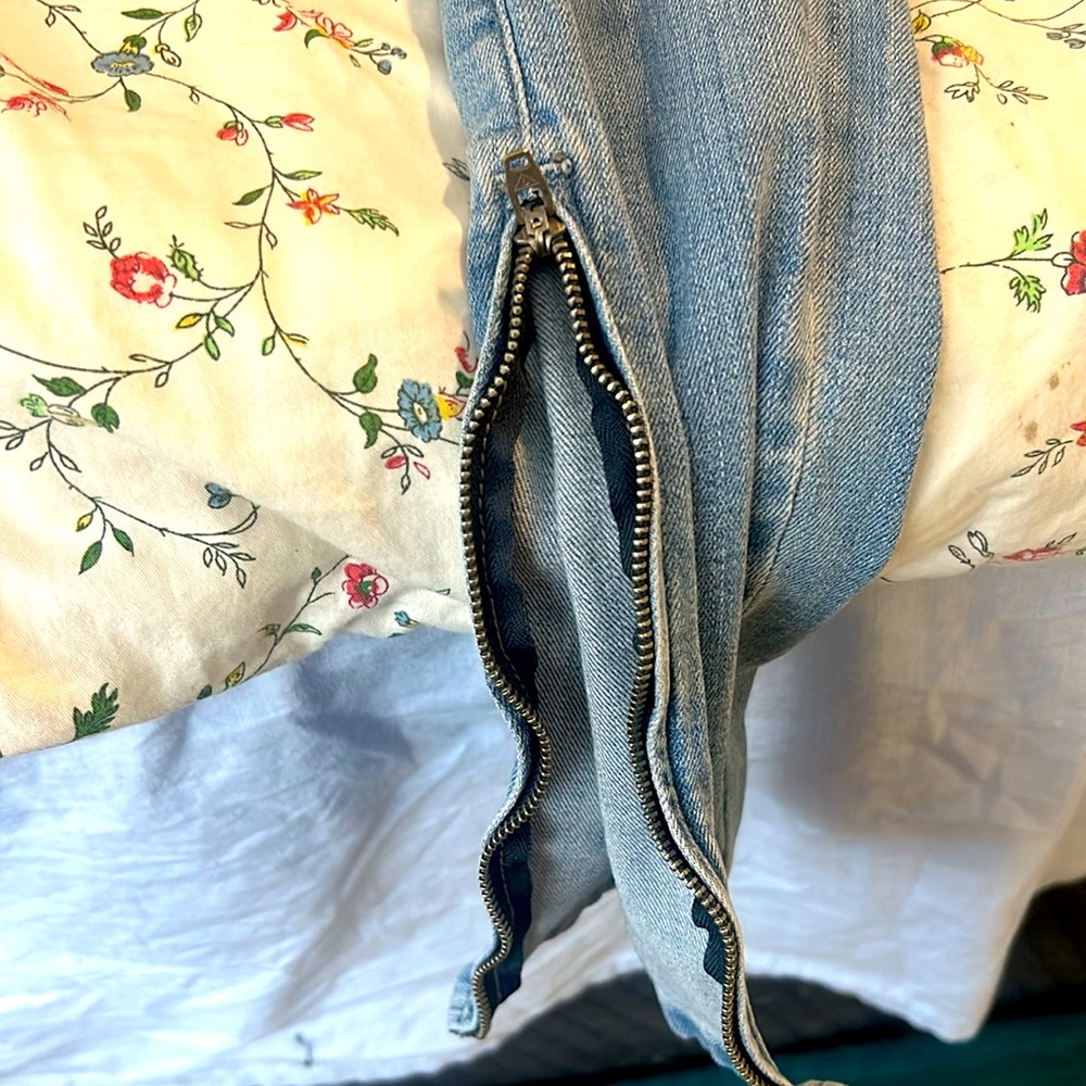 GUESSE Light Wash SKINNY Jeans with Bottom Zippers. - Picture 5 of 9